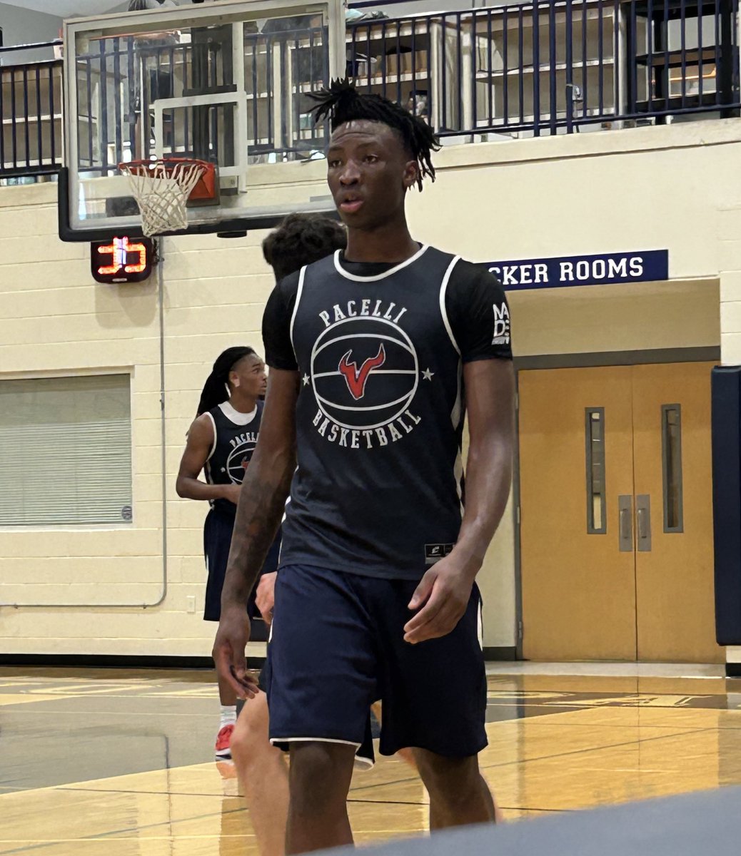 TMarkwith14's tweet image. Really good day from 2027 F Michael Rowe at the #RHSummerLeague, averaging 15.5 PPG &amp;amp; 10.5 RPG in 2 wins.

Long arms, powerful athleticism, embraces contact in traffic. His effort made a big impact in both games. Always seemed to be around the ball. 

@MichaelRowee