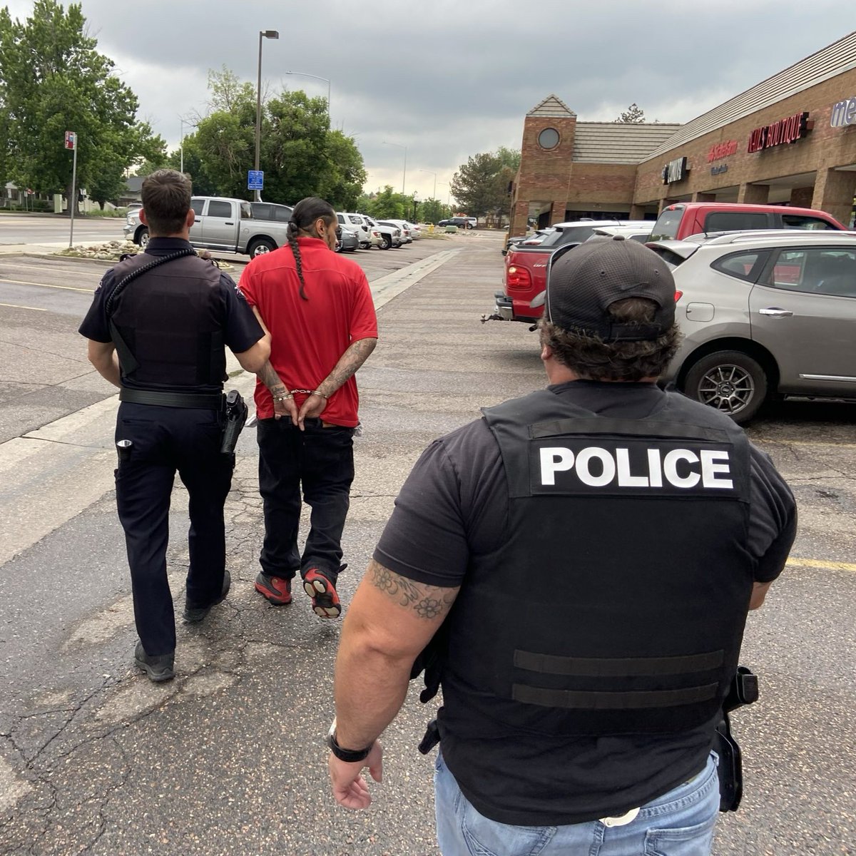 USMSDenver's tweet image. David MARTIN is back in custody after COVOTF Deputy U.S. Marshals and Task Force Officers from @ArvadaPolice & @LakewoodPDCO arrested him near Wadsworth & Ralston Rd in Arvada. He's wanted on an arrest warrant for violating federal bond release conditions.