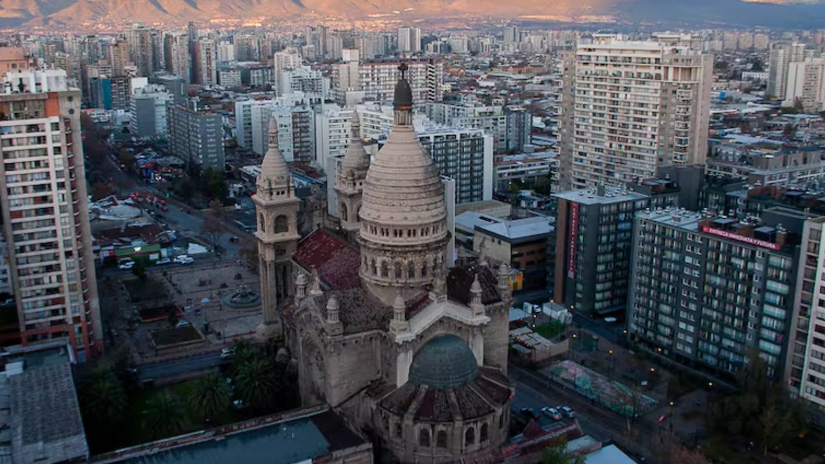 🇨🇱 Chile se mantiene líder en competitividad en América Latina, con avances en economía, comercio internacional y empleo. Además, nuestro país dio un salto importante en eficiencia del mercado laboral, llegando al puesto 28.

📊 Este liderazgo refleja el compromiso con la
