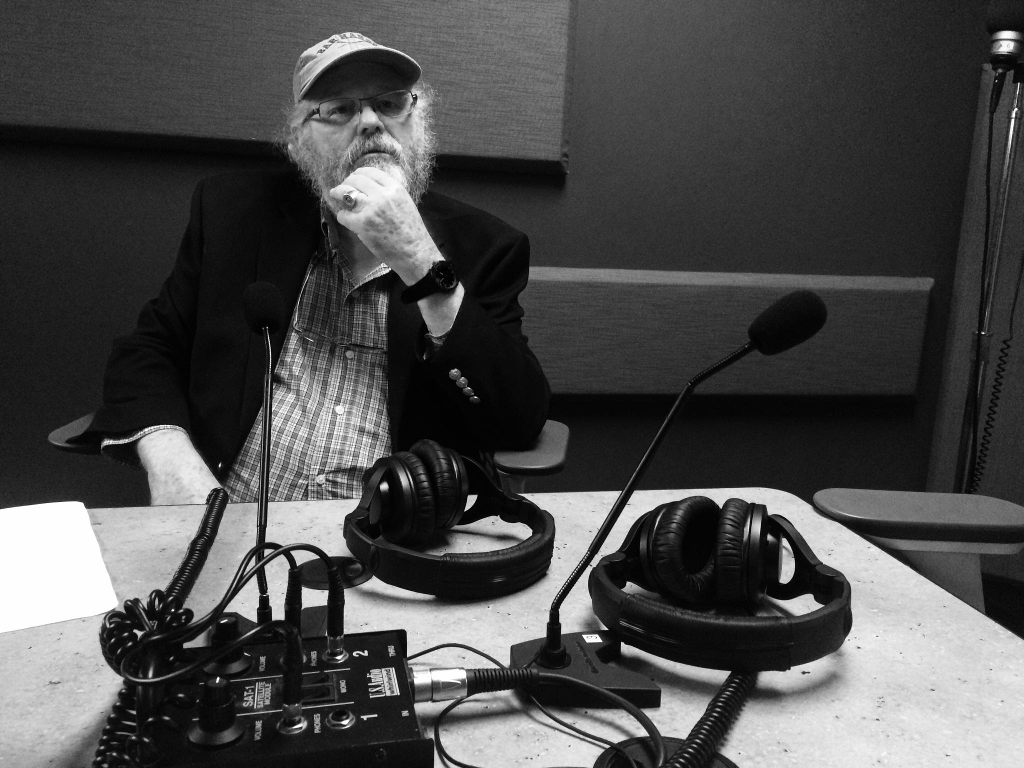 Manuel Álvarez Lezama siendo entrevistado para Radio Proyecto MAPR, la foto es probable que sea de Marta Mabel Pérez moderadora de esta serie de entrevistas que ya no están disponibles en internet.
