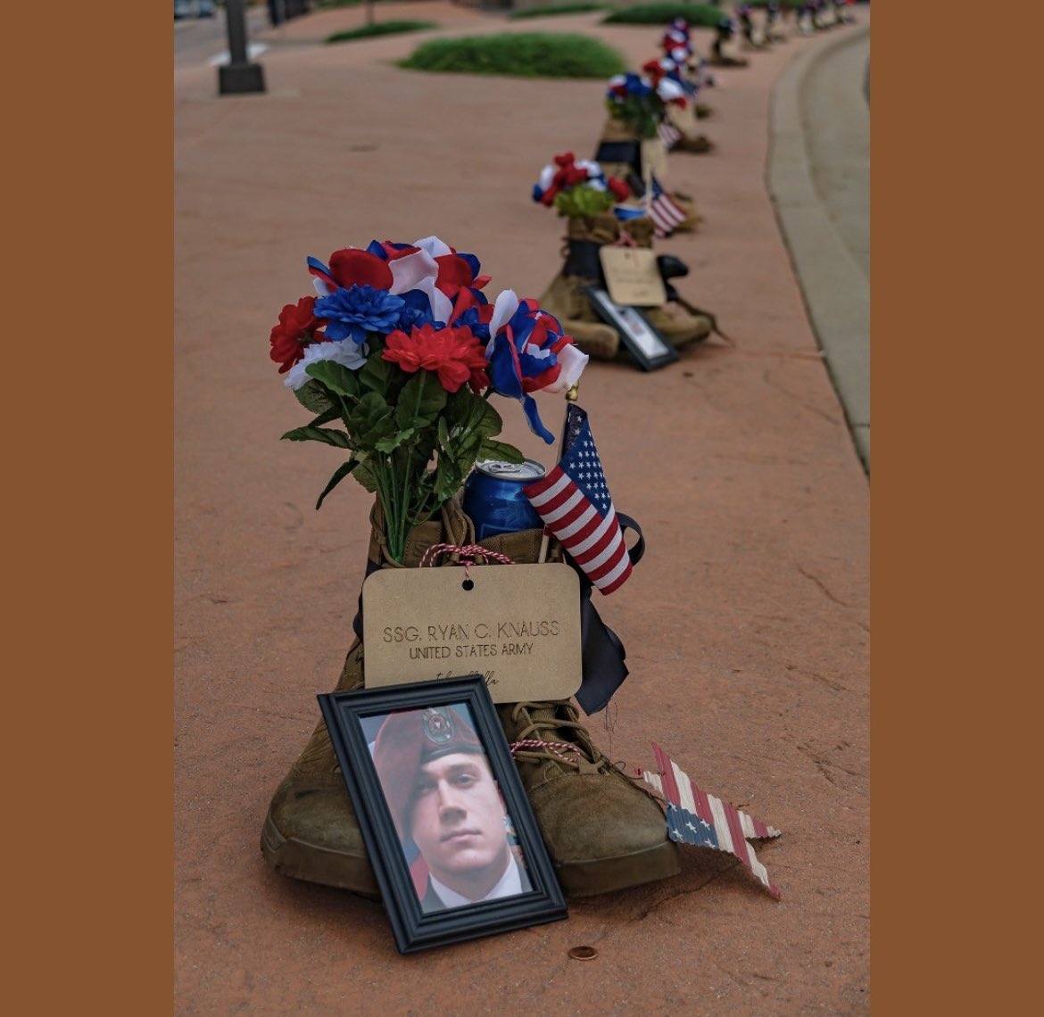 MilitaryCooI's tweet image. A memorial display honoring the 13 fallen service members who died during the attack near Hamid Karzai International Airport in Kabul, Afghanistan, including U.S. Army Staff Sgt. Ryan C.
Knauss, 9th Psychological Operations Battalion, 8th PSYOP Group, sits near Fort Carson&apos;s Gate…
