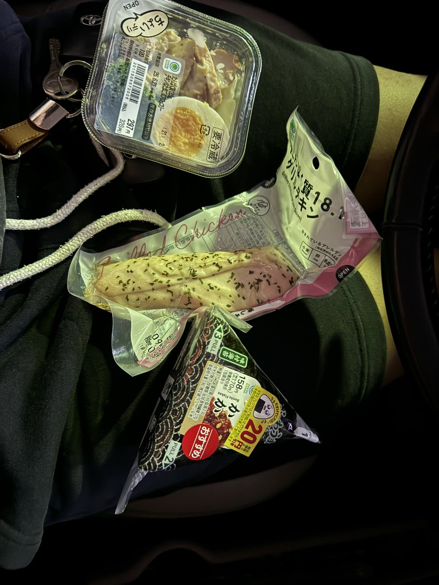 減量日記
2日目
ここからはだいたい基礎代謝分はとる。
昨日の練習は塩分少なすぎてつりすぎて
なかなか練習にならなくてムカついた。
減量ってホント難しい
塩分も積極的に取っていこう
練習終わりにチケット届けてたりしてたから
夜はコンビニ
 #減量 #コンビニ飯 #格闘技
 #減量は得意じゃないです