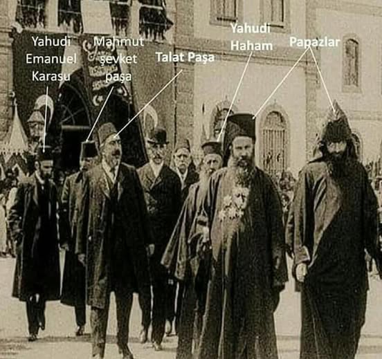 Kimse aklından çıkarmasın;
1908'de "Kahrolsun İstibdat.! Yaşasın Hürriyet.!" diyenler bunlardı.!
Bu topraklarda "Kahrolsun istibdat, yaşasın hürriyet!" sloganını duyduğunuz an bilin ki orada "masonlar" vardır.
Ve organize bir operasyon yapıyorlardır.
Bugün "Kahrolsun istibdat