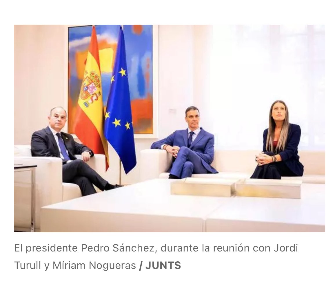 Foto 1: El rictus de PS. La tensió a les galtes i a la barbeta. Els ulls molt oberts. Por? Les mans, amagades. 

Foto 2: PS: el somriure forçat,  que no arriba als ulls. Enganxat al sofà amb el cos, fa distància i es protegeix.