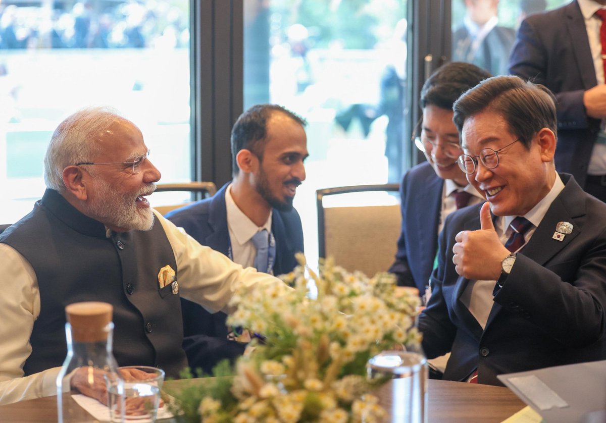 PMOIndia's tweet photo. Boosting India-Republic of Korea relations!

PM @narendramodi and President @Jaemyung_Lee of the Republic of Korea had a productive meeting on the sidelines of the G7 Summit in Kananaskis, Canada. They agreed to strengthen cooperation in areas such as trade and commerce, investment, technology, green hydrogen and more.