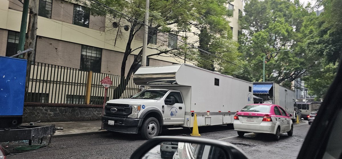 vinnyplur's tweet photo. @LaSEMOVI con quien se puede reportar camiones parados estorbando el tránsito. Ahora a toda hora del día el tránsito esta lento. De por sí es una zona muy conflictiva ahora peor. Rio Rhin esquina Sullivan en la CDMX. https://t.co/zMnLmcJ9a8