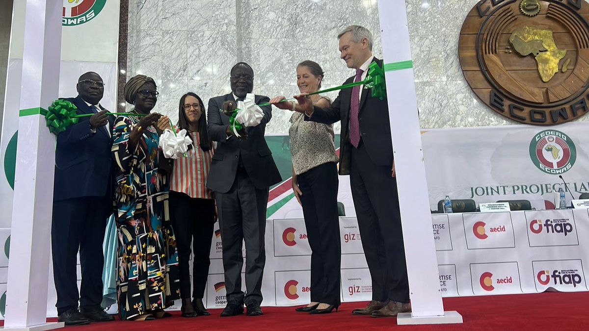 ECOWASdevparcel's tweet image. ECOWAS takes the lead in peace efforts in West Africa, launching projects with over 105 million euros in support. Learn more about these impactful initiatives! Read here: wix.to/M14zQYU #ECOWAS #WestAfrica #Peace #Security