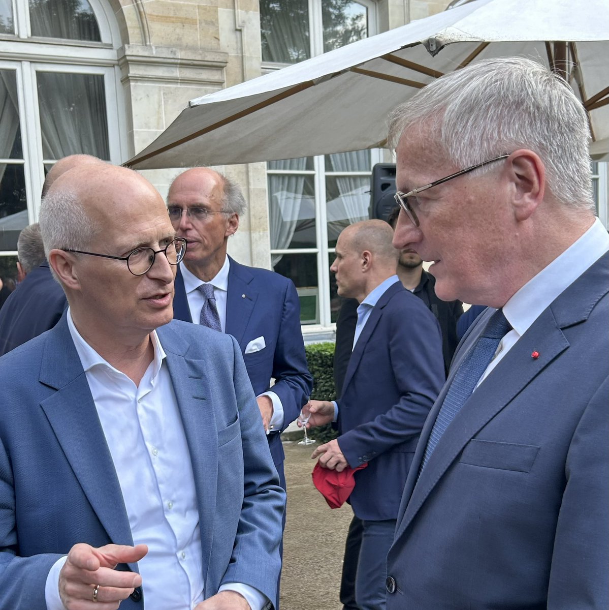 AmbDEenFR's tweet image. Ensemble, 🇫🇷 et 🇩🇪, nous pouvons et nous devons former la colonne vertébrale d’une plus grande souveraineté européenne dans le domaine aérospatial. Merci à la Vice-Présidente du @bdlipresse Sabine Klauke & au maire de Hambourg @TschenPe de recevoir avec moi les entreprises 🇩🇪🇫🇷🇪🇺