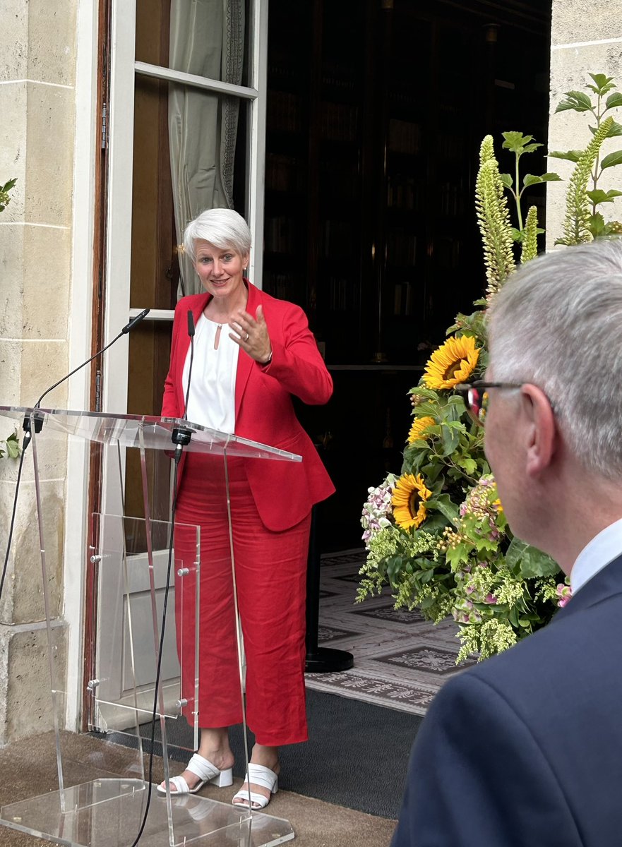 AmbDEenFR's tweet image. Ensemble, 🇫🇷 et 🇩🇪, nous pouvons et nous devons former la colonne vertébrale d’une plus grande souveraineté européenne dans le domaine aérospatial. Merci à la Vice-Présidente du @bdlipresse Sabine Klauke & au maire de Hambourg @TschenPe de recevoir avec moi les entreprises 🇩🇪🇫🇷🇪🇺