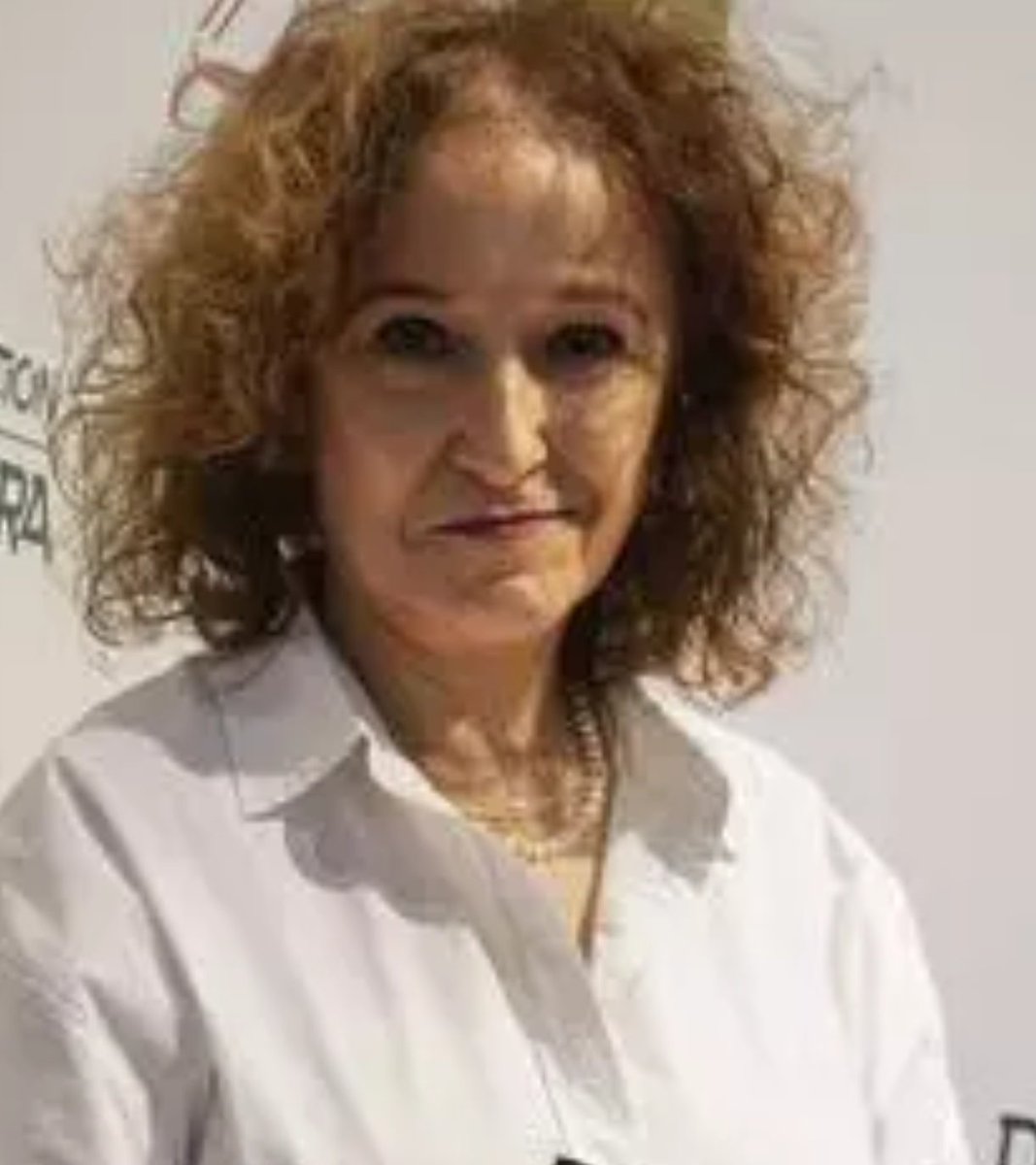 Maria69905985's tweet photo. @fran_equis @laosatv @maria_patino @BelenEstebanM @gemmaco57
Dirección de contenidos televisivos. Producción Ejecutiva.
LA OSA PRODUCCIONES AUDIOVISUALES.
Si no escuchas a la audiencia seguirás fracasando🤷
Un buen tema hubiese sido hablar de la #OperacionDelux
O porque la gafe de Rociito no gana ni una demanda.
#YoMeRebelo18J https://t.co/GRo95bna4i
