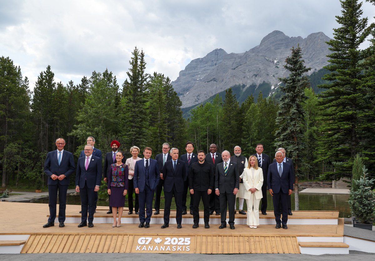 This photo. <a href="/MarkJCarney/">Mark Carney</a> knows how to throw a party.

 #G7Summit 🇨🇦🌎