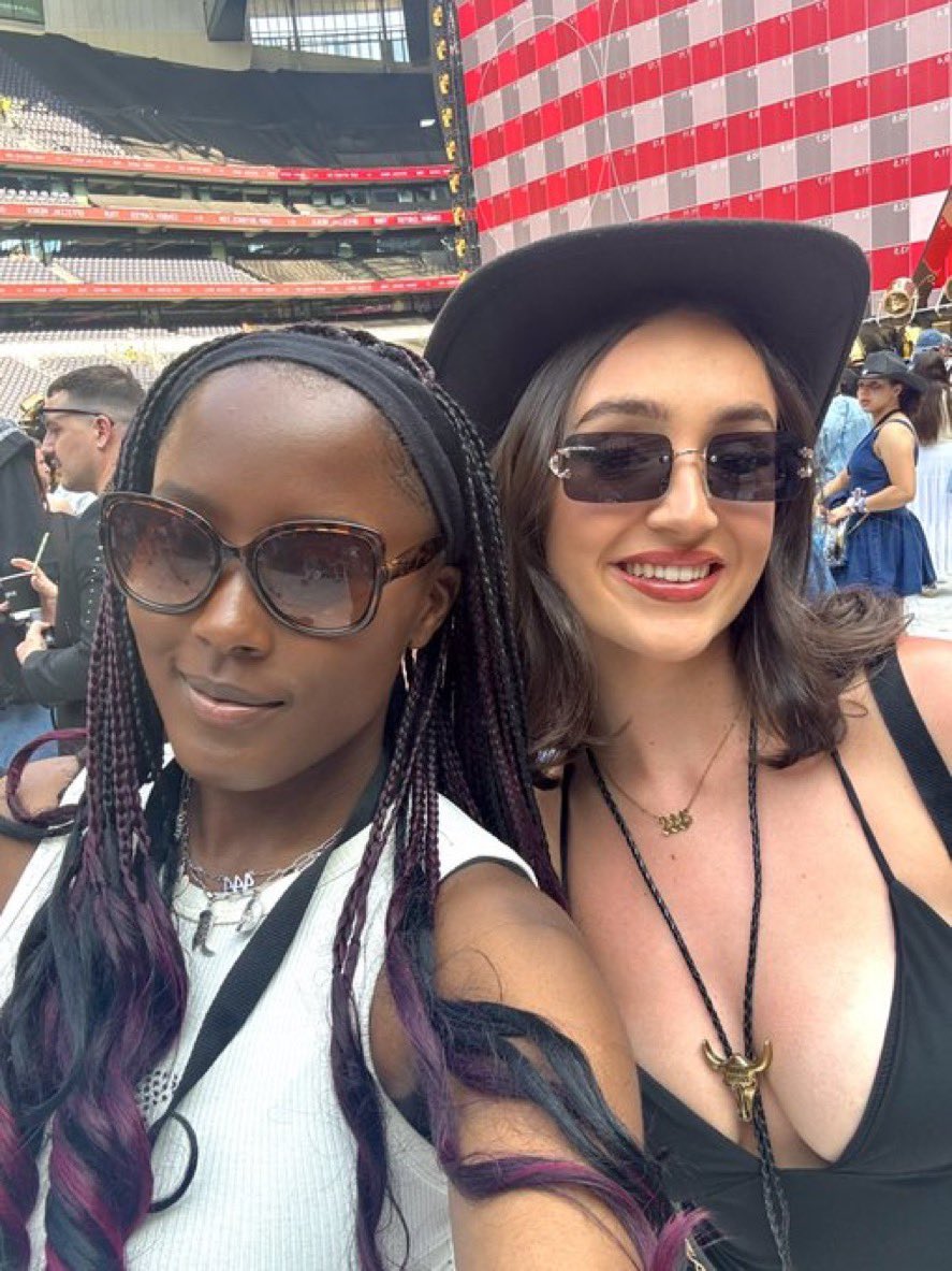 grace_hive's tweet image. After all these years of knowing each other @Giselleschels and I FINALLY had a show together 🥹🤍 love you girl!!!!!