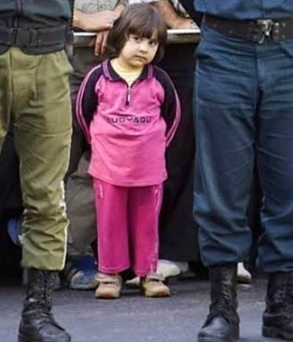Kurdcigenc's tweet photo. O mağrur bakan kız çocuğu hangi taraftaysa biz Kürdlerin tarafı da o! https://t.co/aumGNO6sOV