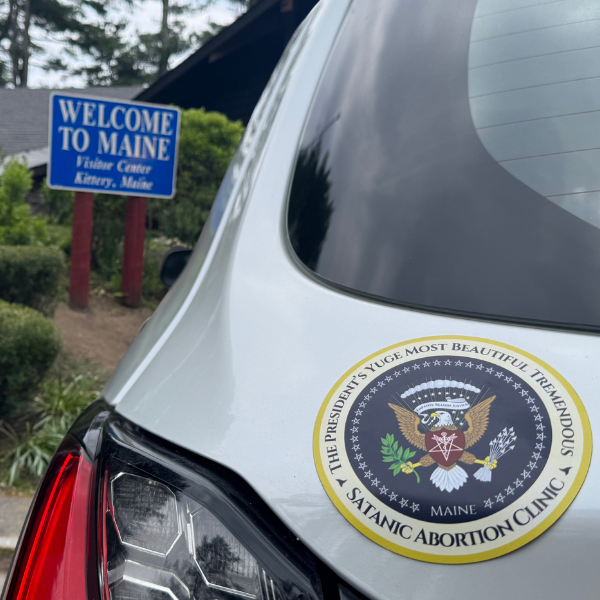 satanic_temple_'s tweet image. The President’s Yuge Most Beautiful Tremendous Satanic Abortion Clinic is now open in Maine, and we've received a tremendous welcome!
Grab a sticker or magnet and spread the word: tst.page/YugeSticker
Learn more about TST's third clinic: tst.page/yugenews
