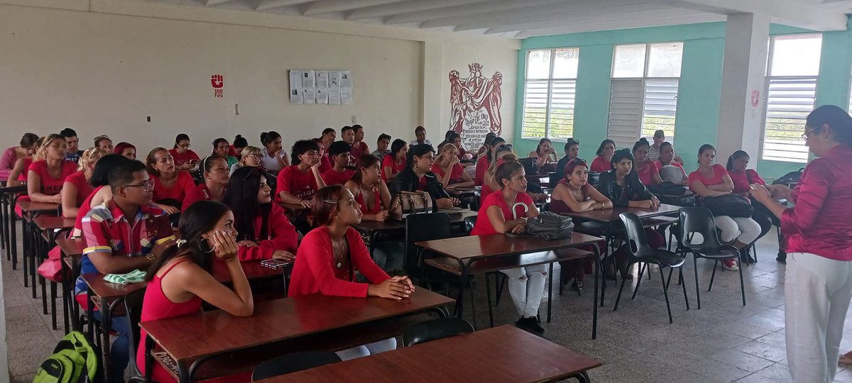 Maribel3467's tweet photo. La comisión evaluadora realiza entrevista grupal a estudiantes de la Licenciatura en #EducaciónPrimaria. En el proceso de mejora continua y valoraciones de la formación profesional de calidad y pertinencia social #ULTCuba #AcreditandoElFuturo #Capitulo30 #EducaciónInfantilULT https://t.co/ReX1E1ewKo