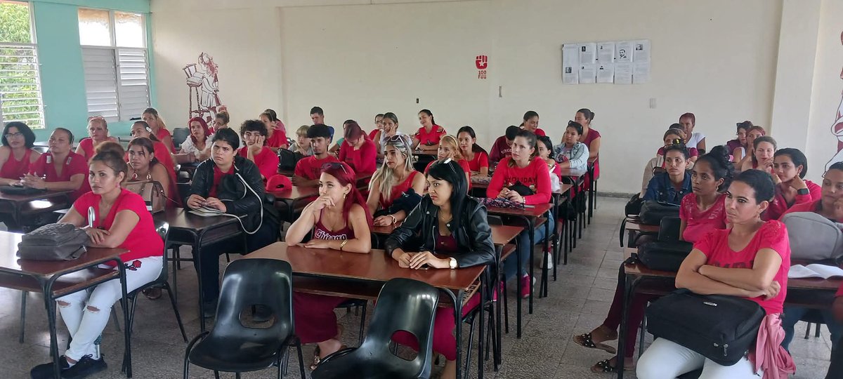 Maribel3467's tweet photo. La comisión evaluadora realiza entrevista grupal a estudiantes de la Licenciatura en #EducaciónPrimaria. En el proceso de mejora continua y valoraciones de la formación profesional de calidad y pertinencia social #ULTCuba #AcreditandoElFuturo #Capitulo30 #EducaciónInfantilULT https://t.co/ReX1E1ewKo