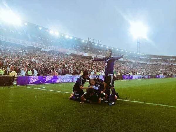 Paulsalvar's tweet photo. @CervezaAndinaCo El gol que Rafa Robayo les mete a último minuto un 17 de Mayo del 2015 para eliminarlos y clasificarnos a la fase final del torneo. Ese día lo celebramos con un aguacero impresionante y todo el aguante de  Lunari 💙💙 https://t.co/250X7TBHN2