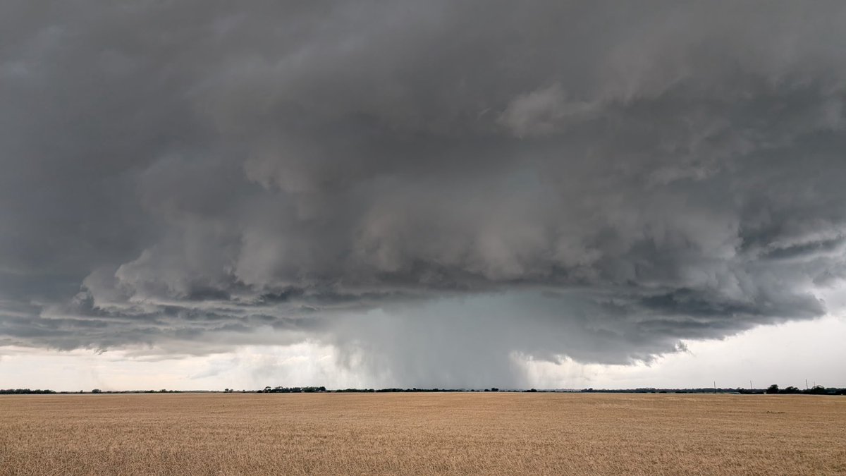 brooklinnrae's tweet photo. Rotating thunderstorm SW of Harper. Not tornado-warned yet but wouldn’t be surprised if it tries to spit out a tornado. Photo from @stormchasrbryce https://t.co/bF50LEcvW9