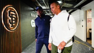 Mientras el del patio lo acaba allá es recibido por el Sr. Barry Lamar Bonds