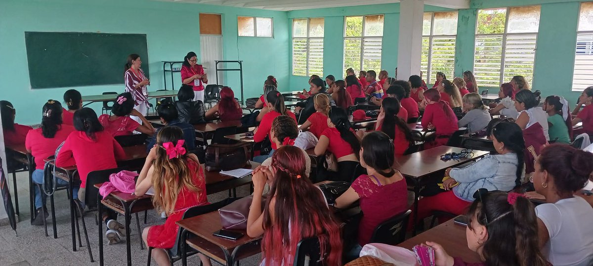 Maribel3467's tweet photo. La comisión evaluadora realiza entrevista grupal a estudiantes de la Licenciatura en #EducaciónPrimaria. En el proceso de mejora continua y valoraciones de la formación profesional de calidad y pertinencia social #ULTCuba #AcreditandoElFuturo #Capitulo30 #EducaciónInfantilULT https://t.co/ReX1E1ewKo