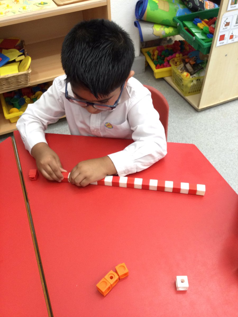 LeighPrimary's tweet photo. The Nursery children were independently making their own repeated pattern using the multi links. Well done!! #Maths #PD #colours #repeatedpatterns #lifelonglearners https://t.co/v6t8yo6t6e