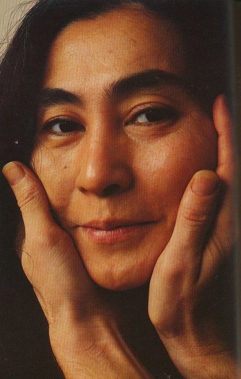 Archive Yoko Ono Lennon. (@archiveyokoono) on Twitter photo Yoko Ono photographed by Annie Leibovitz with John Lennon holding her face. December 8, 1980. Yoko Ono photographed by Annie Leibovitz with John Lennon holding her face. December 8, 1980.