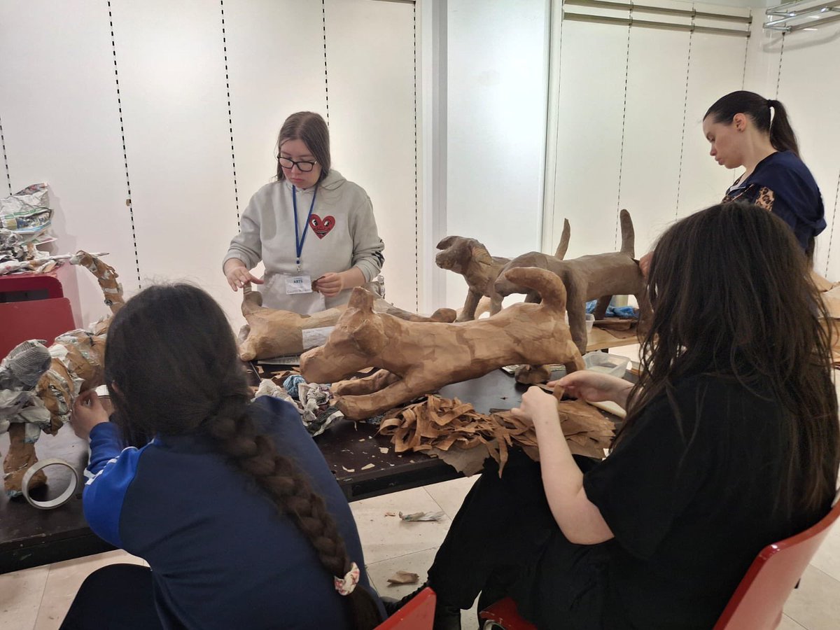 🎨🐾 Art in Action!
At the end of May, both of our Fifth Classes had the amazing opportunity to take part in the 100 Dogs Project, in collaboration with the Clonmel Junction Arts Festival. Using papier-mâché, the students got creative and crafted some truly fantastic works of art