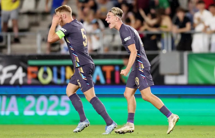 Jesse Derry, scorer of the England equaliser: "It's what you dream of really. It was just the craziest feeling I've ever had playing football and I don't think I'll ever be able to recreate that emotion." 

Ex-#cpfc academy player Will Antwi is manager.

uefa.com/under19/match/…