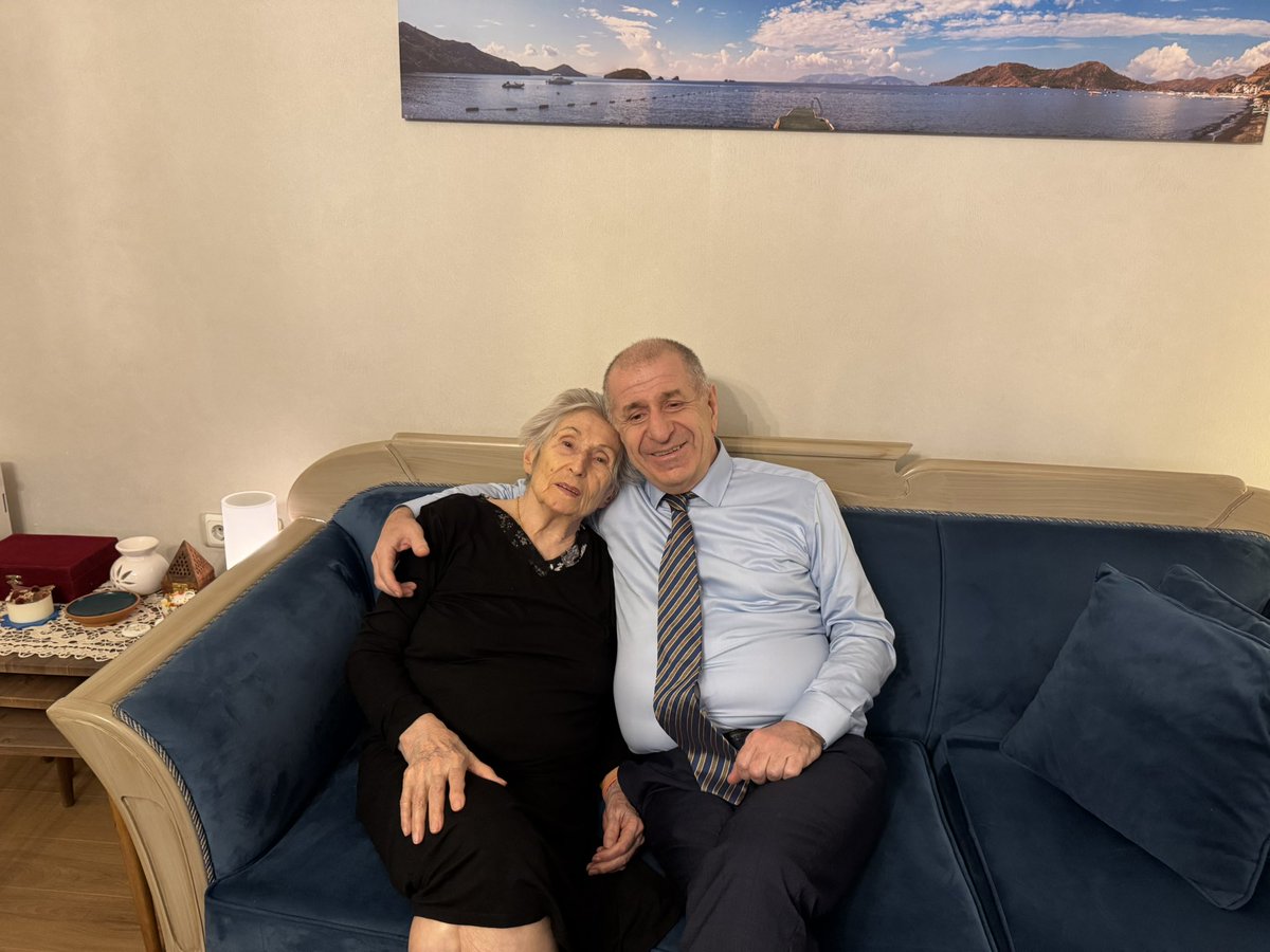 Ümit Özdağ ve Annesi Gönül Özdağ birbirlerine kavuştu.