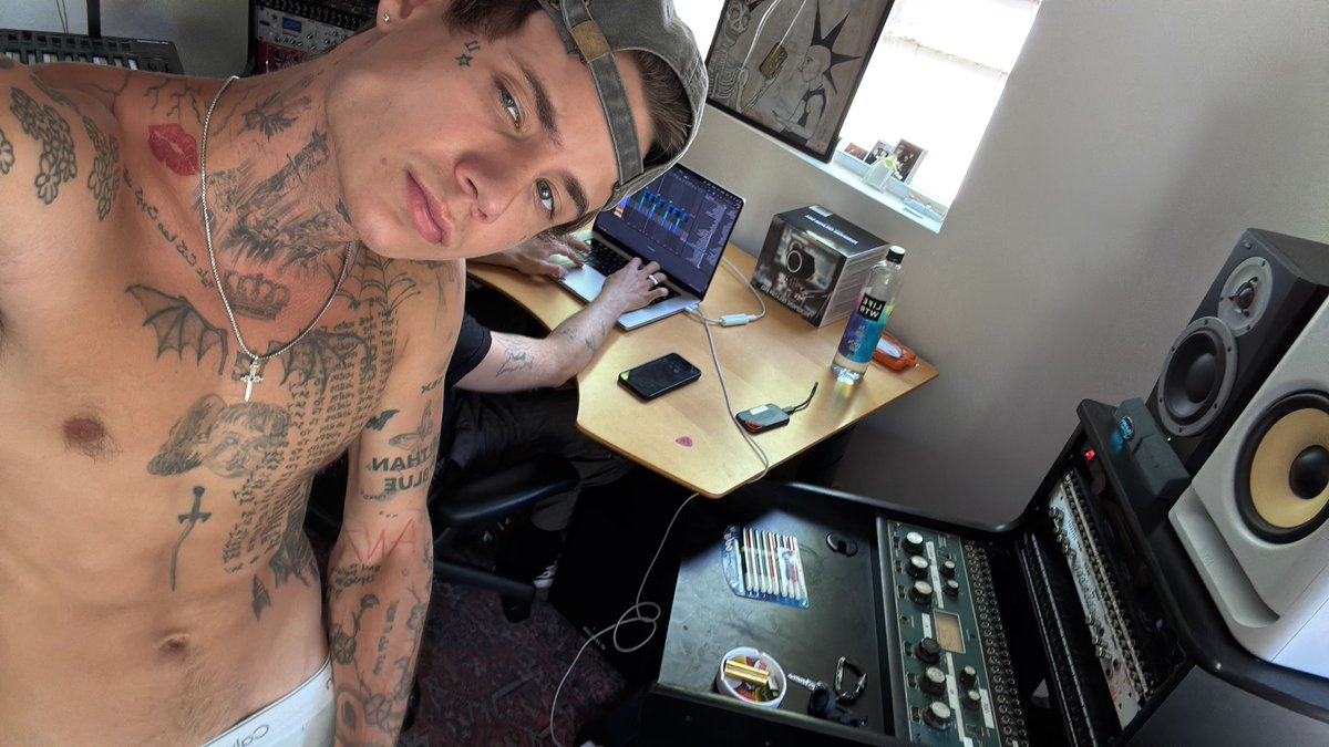JadenHossler's tweet image. I stay in the studio for you girl
Everything I say next is for you girl
