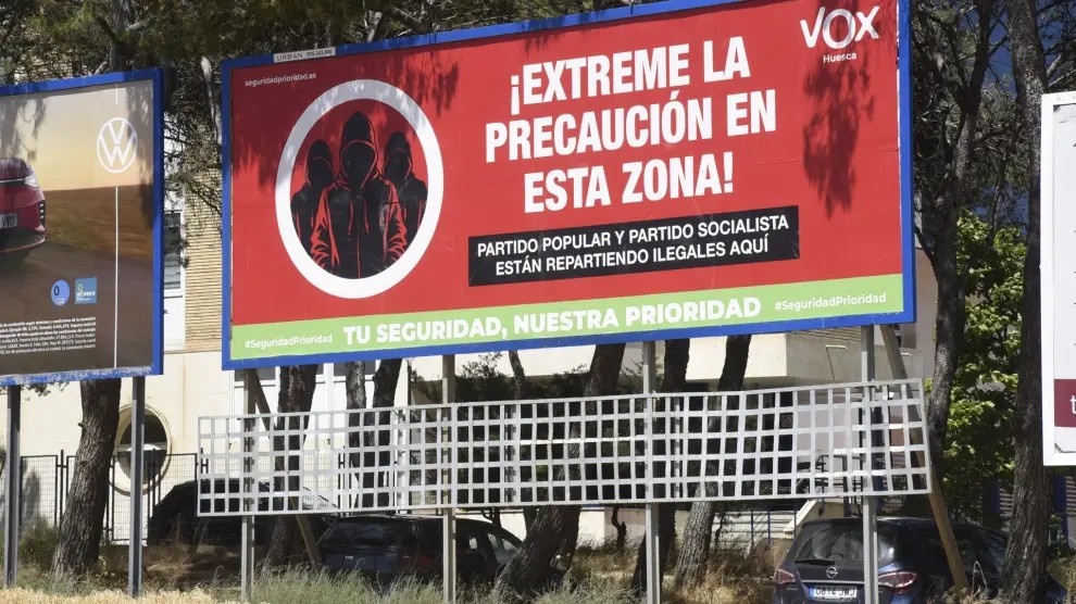 ‼️ El PSOE denuncia que la valla de VOX a la entrada de Huesca es odio.

Ellos se ofenden, nosotros llenamos las redes con la valla. 🤣🔃