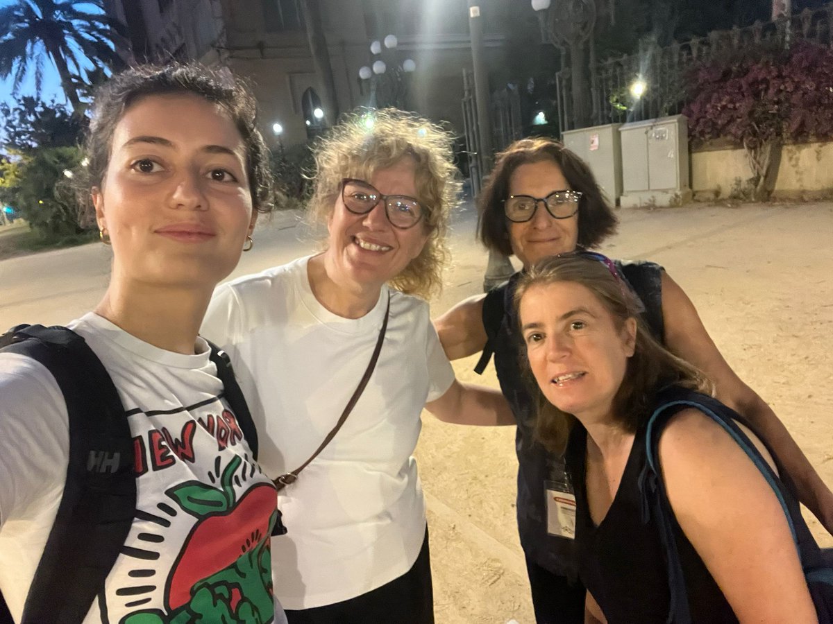 Laura Morro Fernande (@lauramorro_f) on Twitter photo Gràcies <a href="/ArrelsFundacio/">Arrels Fundació</a>, a les voluntàries i, sobretot, a les persones que viuen al carrer, aquesta nit ens heu obert el vostre cor, heu compartit vivències i realitats amb un somriure. Una lliçó d’humanitat i generositat. Gràcies per la confiança. #sensellarisme <a href="/treballsocial1/">Col·legi de Treball Social de Catalunya</a> Gràcies <a href="/ArrelsFundacio/">Arrels Fundació</a>, a les voluntàries i, sobretot, a les persones que viuen al carrer, aquesta nit ens heu obert el vostre cor, heu compartit vivències i realitats amb un somriure. Una lliçó d’humanitat i generositat. Gràcies per la confiança. #sensellarisme <a href="/treballsocial1/">Col·legi de Treball Social de Catalunya</a>