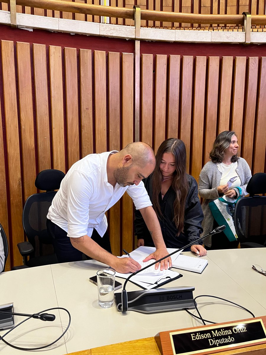 BienestarAnt's tweet photo. @Ninez_Ya Discursos, exposiciones y firmas simbólicas marcaron una jornada llena de compromiso y esperanza.
🎤 Martín Pérez Arias, consejero departamental:
👦🏽 “Cuando tenemos espacios para expresarnos, jugar, hacer arte o deporte, encontramos caminos bonitos para crecer y ser felices.” https://t.co/6sks9VYxAf