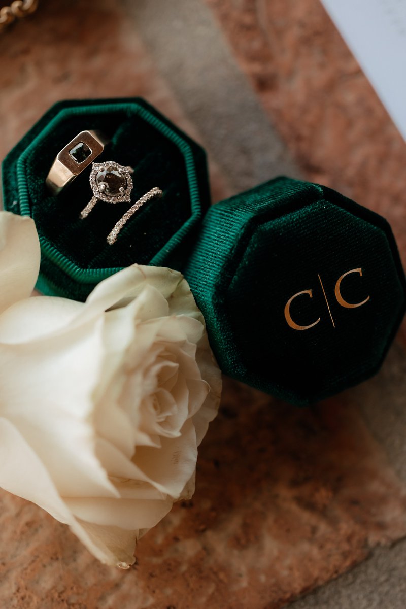 LSlist's tweet image. Congratulations to our latest #LaurieSarahBrideAndGroom 🍾
Both choose Alexandrite for their Hand-Crafted Rings! Thank you both for letting us be a Part of Your Forever 💚 Beautiful photo by Drzazgaphoto
#LaurieSarahRings #CustomDesign

lauriesarah.com/?v=0b3b97fa6688