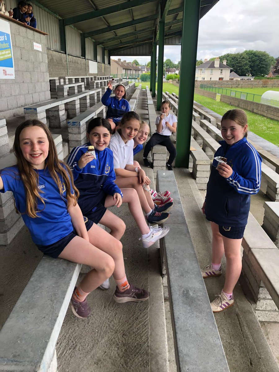 Ice creams in the field for 4th class! What a treat 🍨