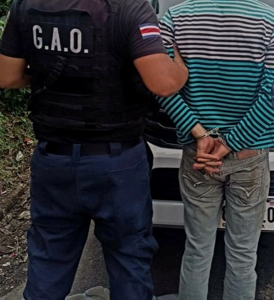 fuerzapublicaCR's tweet photo. #Hatillo, #SanJoséCR
Gracias al trabajo policial del #GAOCR de la Fuerza Pública, hoy, los oficiales aprehendieron en flagrancia a un sujeto por portación ilícita de arma. Este viajaba en una motocicleta conducida por otro y con registro de una tercera persona.
#OrgulloDeServir https://t.co/bF16cEqPTq