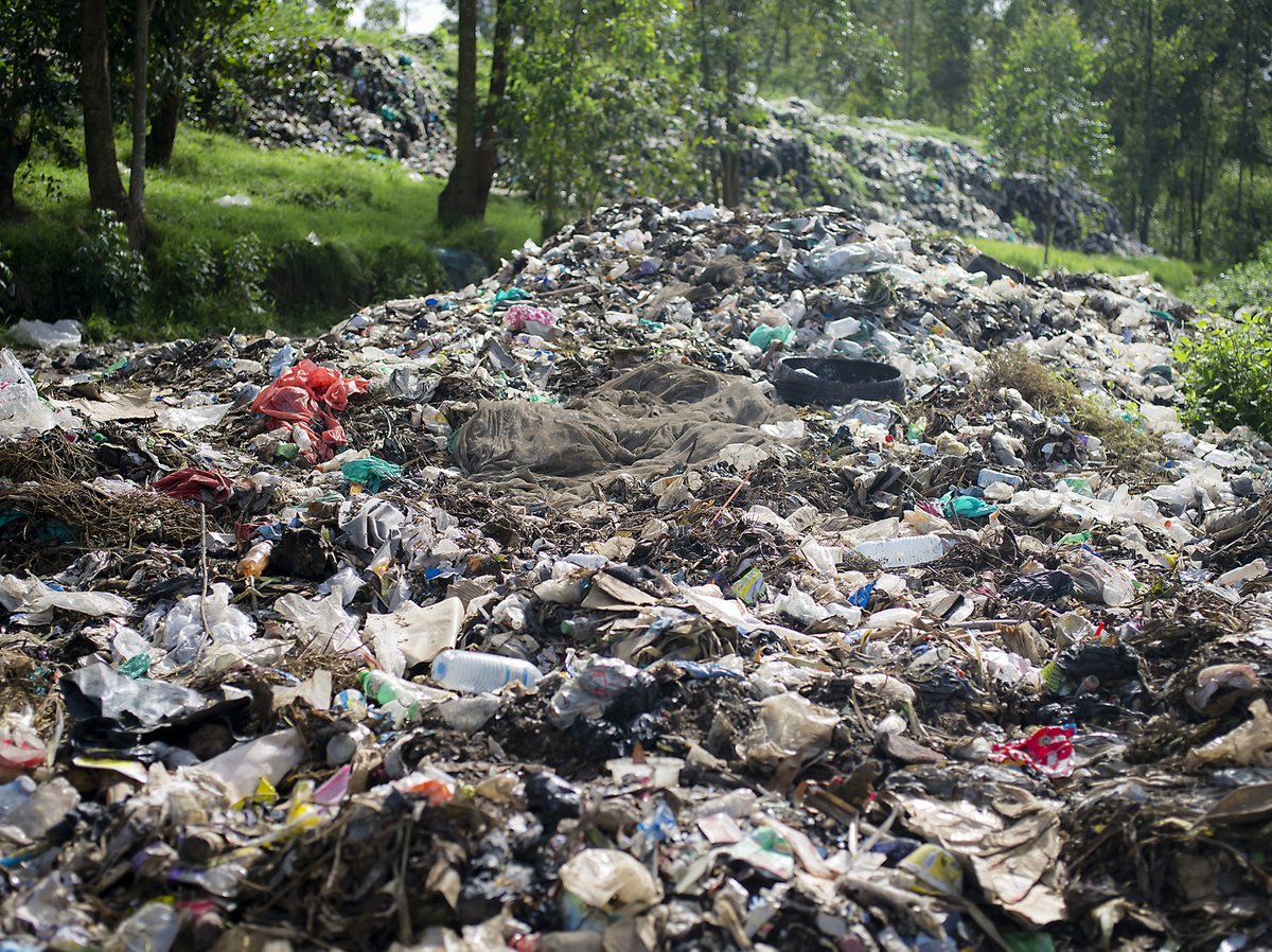 EcoHavenary's tweet image. 🗑️ Uganda produces over 2.5M tons of waste yearly.
Only 40% gets collected.
The rest? Ends up in our streets, drainage, or is burned — polluting our air, water &amp;amp; soil.
This isn’t just a government problem. It’s OURS too.
A thread 🧵👇
#EcoHavenary #WasteFreeUganda #Ugandans