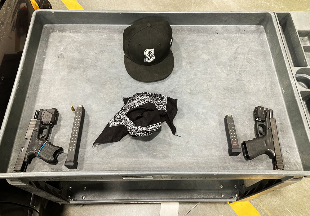 MyEverettNews's tweet photo. Gang Members With Illegal Guns Caught By Snohomish County Sheriff in Everett: https://t.co/tgLW46X3EQ #gangs #illegalfirearms #fullyautomatic #ghostgun https://t.co/nR7XmytsQO