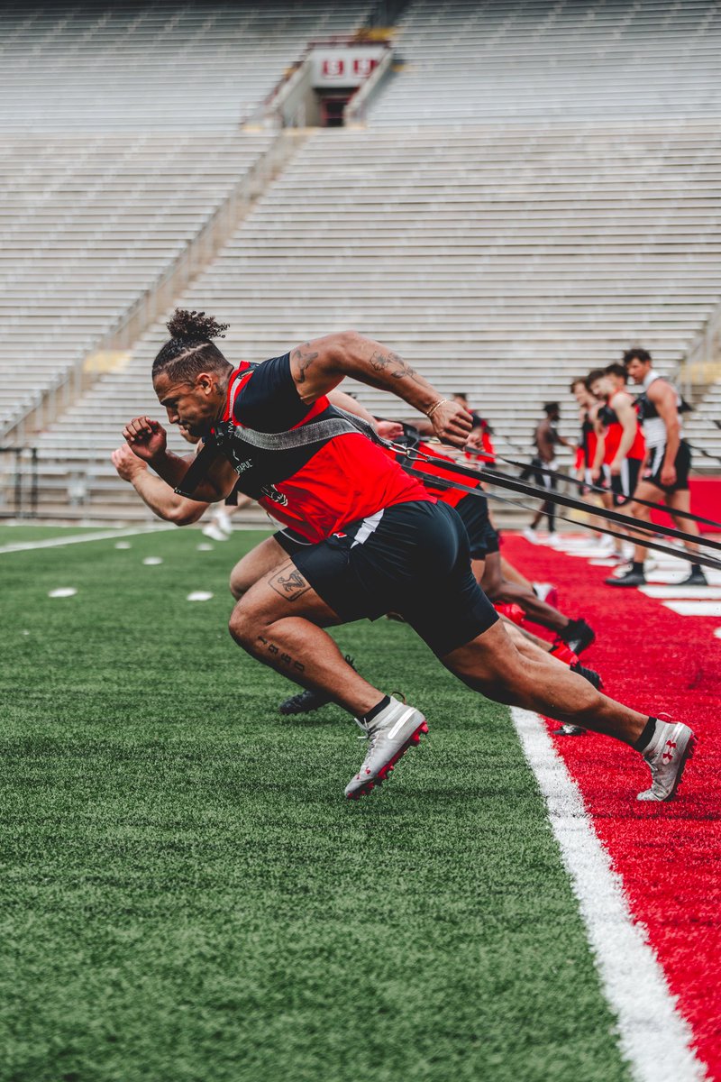 BadgerFootball's tweet photo. harder, better, 𝐟𝐚𝐬𝐭𝐞𝐫, stronger https://t.co/53RmK86FZ2