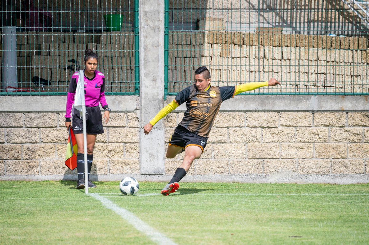 Corner kick = when the ball goes out off the defending team at their own goal line.

Kick from the corner. Big chance to score. ⚽️