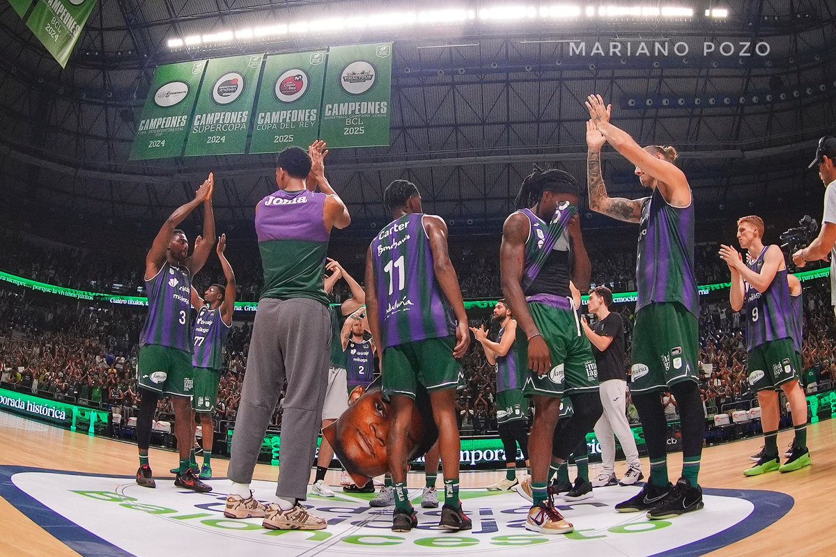 Esas 4 lonas no colgaban el año pasado en el Carpena.
No hay palabras para definir lo que habéis hecho ni para poder agradecéroslo lo suficiente. 
El tiempo os recordará porque habéis hecho historia.
¡GRACIAS!
¡OS QUIERO!