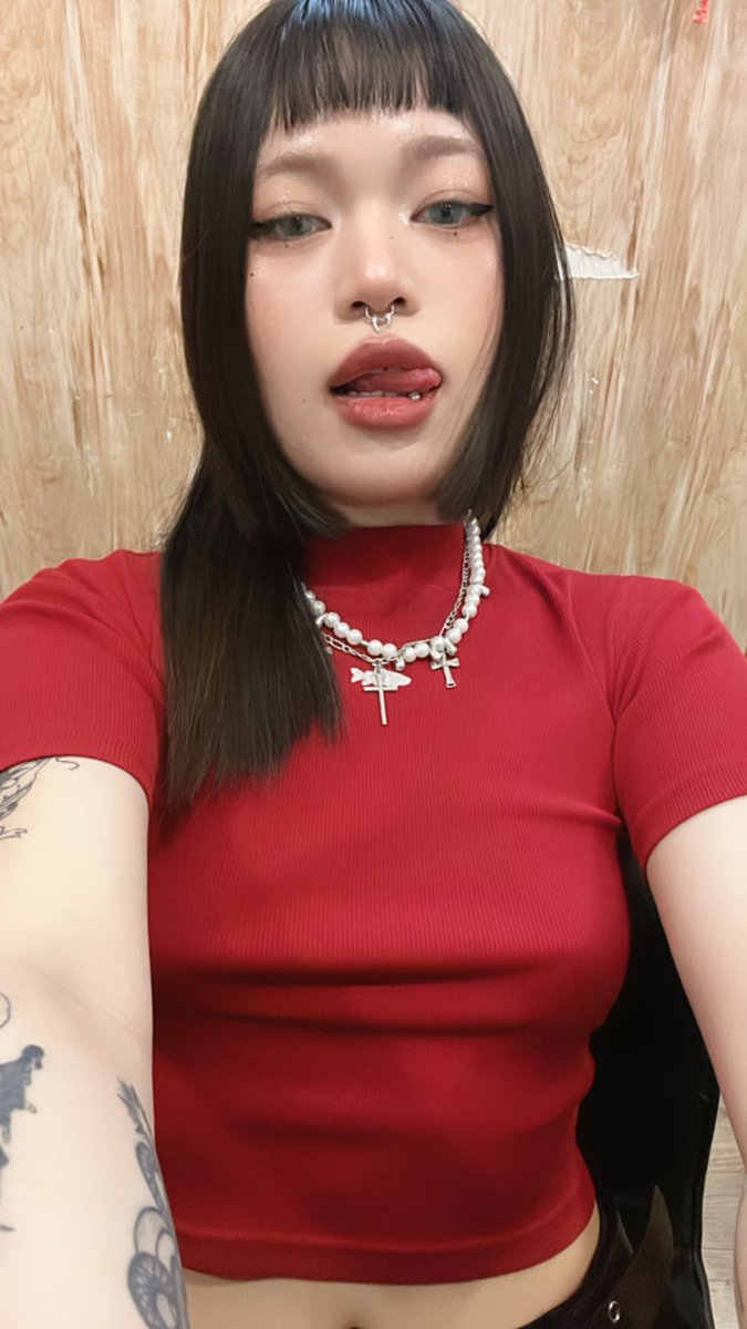 每天見面沒什麼感覺
一個禮拜沒見到就好想打炮
要兩個禮拜了我好想發瘋