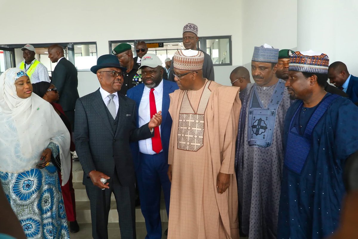 GovWike's tweet image. Mabushi Bus Terminal commissioned. 

Thank you Mr President. 
Thank you Mr Speaker. 

More Bus Terminals to be built in Gwagwalada and Bwari.