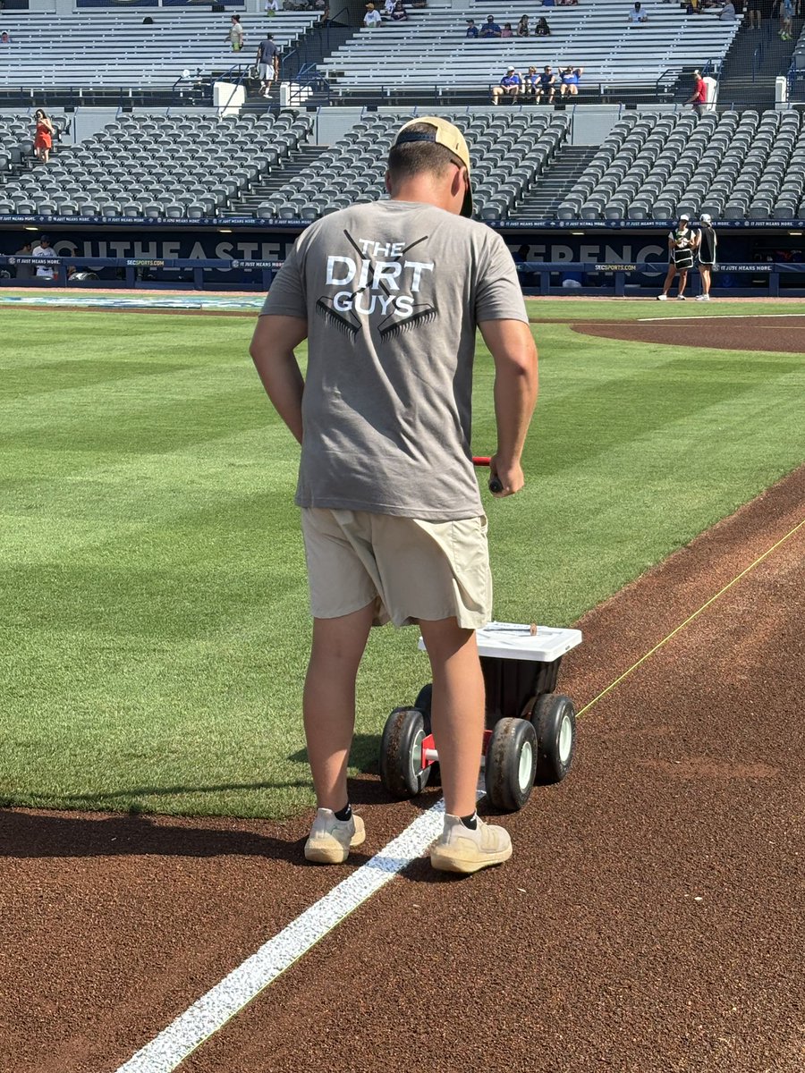 They don’t call us “line drive” for nothing. 😎

#groundscrew #dirtgottaloveit #linedrive #chalkitup