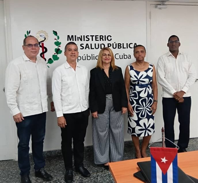 TaniaMCruzHdez's tweet photo. 📢 En el @MINSAPCuba sostuvimos encuentro con la Embajadora de la República de Cabo Verde 🇨🇻 en 🇨🇺. Las relaciones de colaboración, acordamos continuar estrechándolas  para que la #Salud continúe fortaleciendo los lazos de hermandad. 
#CubaPorLaVida
#CubaCoopera
#CubaEsSalud https://t.co/lvDsKZ47es