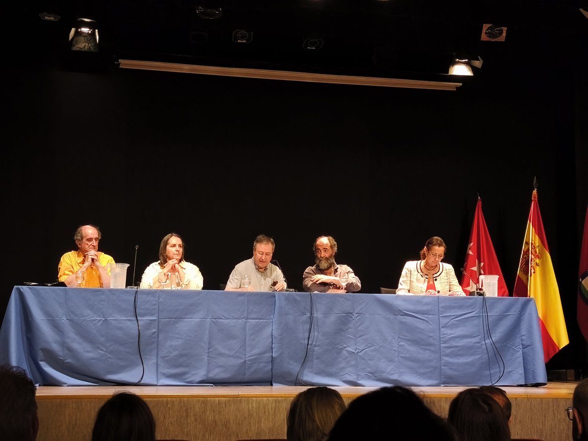 Al igual que me hizo pensar la revista, me ha hecho pensar la presentación de la misma. Paz Domingo, magistral. Tendré que darle una segunda leída. En breve, los últimos ejemplares en Rodríguez.