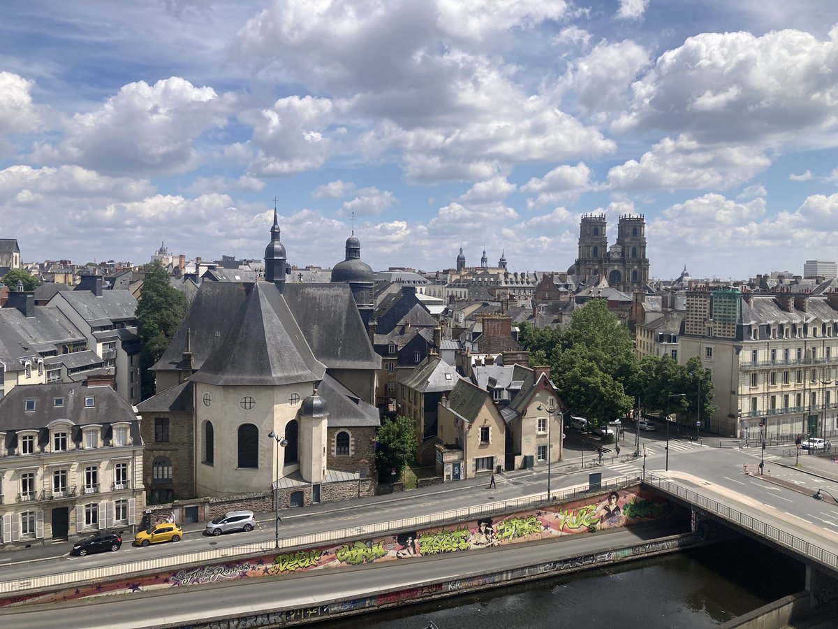 Déjeuner de despedida en Rennes cortesía de la Dra. Inès Guégo Rivalan, gracias! El postre de manzana una delicia… En la foto: la Universidad de Alicante, la Universidad de Rennes, la Universidad de Nantes, la Universidad Autónoma de Barcelona y la Universidad de Málaga 📚🇫🇷