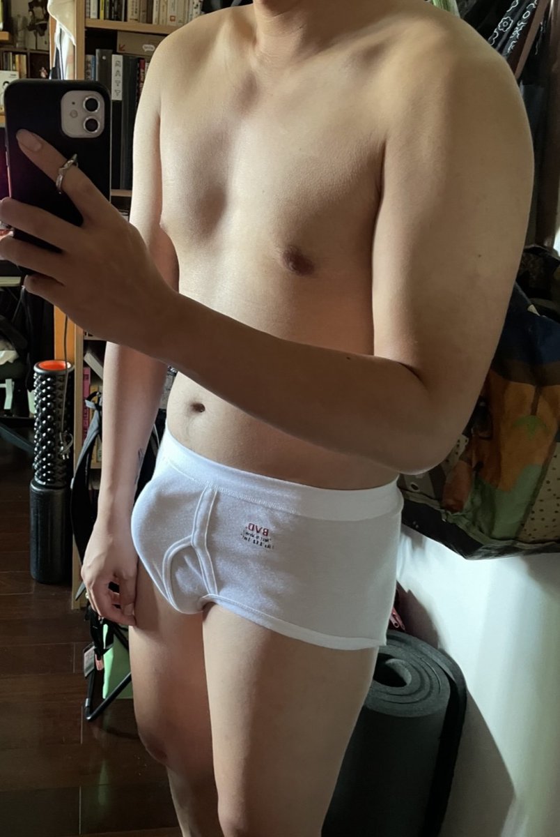 最後發現，我的痛苦是自找。愛上一個不知道什麼叫愛的人，幾經波折後他成長了，但為什麼知道他成長呢？因為他愛上別人了，也知道那個叫愛，只是跟我沒有關係。他只愛自己並沒有錯，我沒有好好愛自己也沒有錯，都只是選擇。只是發現自己不喜歡。沒事。再加油就好。
-
#whitebrief #傳統三角