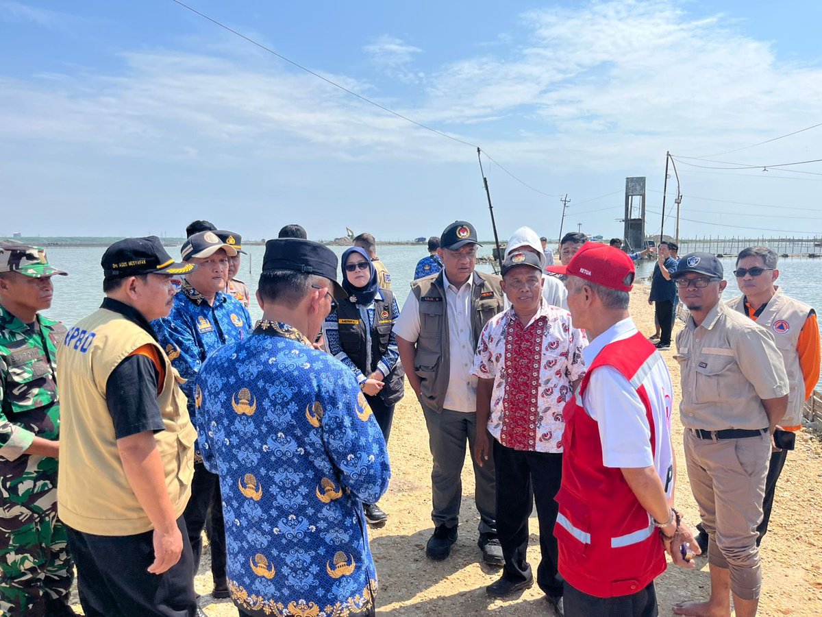 Ketua PMI Jateng, Sarwa Pramana mendampingi Kalak BPBD Jateng dan Deputi PMK bidang Kebencanaan dan Kesehatan di Sayung Demak, Selasa 17 Juni 2025