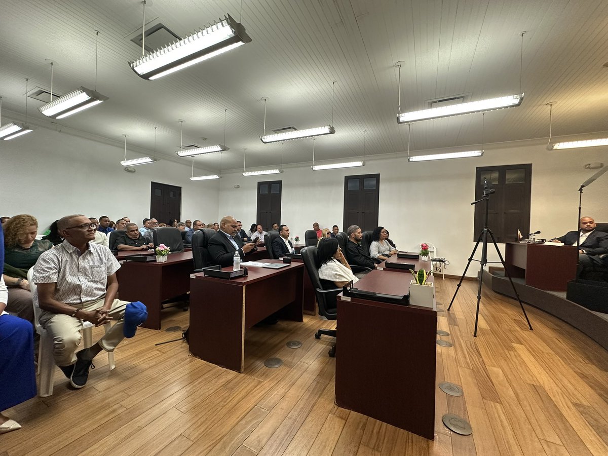 Hoy, junto a servidores públicos, líderes comunitarios y mi compañero senador Rafy Santos, acompañamos a mi amigo y alcalde Meldwin Rivera Rodriguez durante la presentación de su mensaje de presupuesto 2025-2026 ante la Legislatura Municipal de Santa Isabel.

El alcalde compartió